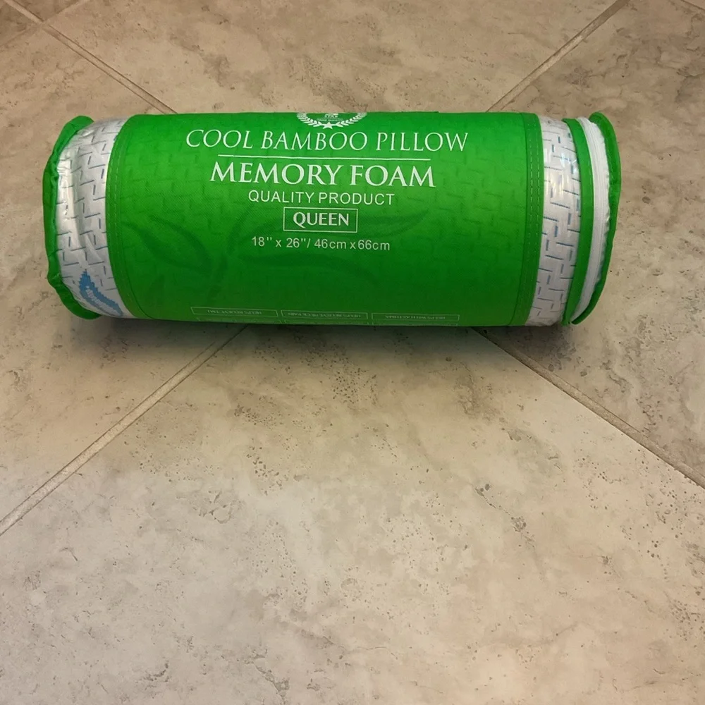 Cool Bamboo Memory Foam Queen Pillow with green cover. 18 x 26 NWT